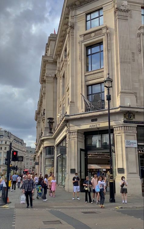 Regent Street London Aesthetic, Bond Street Aesthetic, London Vacation Aesthetic, Comfortable Wallpaper, Oxford Street Aesthetic, Summer In London Aesthetic, London Cafe Aesthetic, London Street Aesthetic, London Streets Aesthetic