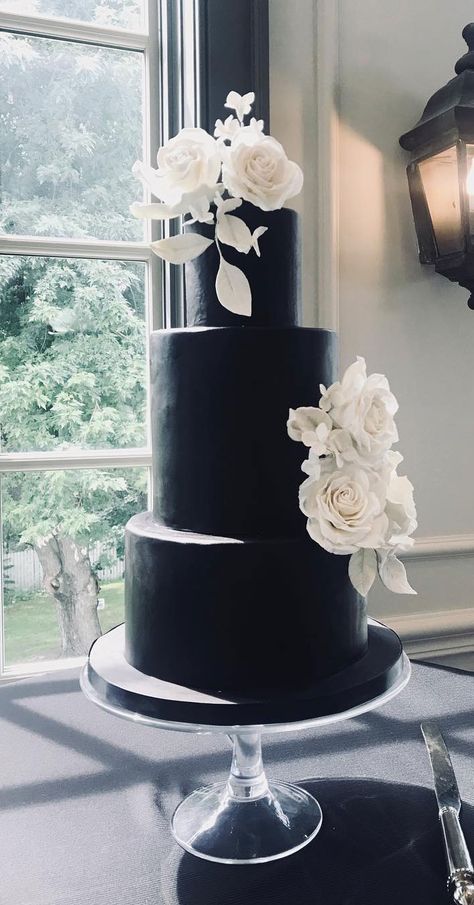 35 Breathtaking black wedding cakes for eternal couple Black Wedding Cake, Cakes Elegant, Black And White Wedding Cake, Black And White Wedding Theme, Big Wedding Cakes, Wedding Cakes Elegant, Black Wedding Cakes, White Wedding Theme, Floral Wedding Cakes