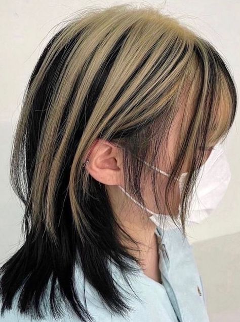 Best Korean Secret Two-Tone Hair Color Ideas to Inspire You, The best Korean secret two-tone hair color ideas! Sharing the hottest Korean hair color trends that will look amazing on you! 30 Classy Block Dyed Hair You'll Want to Copy Immediately. #blockdyedhair #blockdyedhairshort #blockdyedhaircurly #blockdyedhairblonde Block Dyed Hair, Two Tone Hairstyle, 2 Tone Hair Color, Hidden Hair Color, Hair Stripes, Skunk Hair, Two Tone Hair, Two Toned Hair, Korean Hair Color