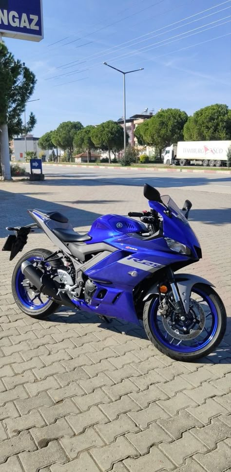 Blue Motorcycle Aesthetic, Yamaha R25 Wallpaper, Yamaha R6 Blue, Motor Story, Blue Aesthetic Art, Blue Motorbike, R25 Yamaha, Cross Moto, Vr46 Valentino Rossi