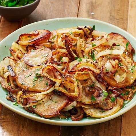 Lyonnaise Potatoes, Potato Recipes Side Dishes, Potato Side Dishes, Onion Recipes, Steak Dinner, Potato Dishes, Veggie Sides, Polenta, Vegetable Side Dishes