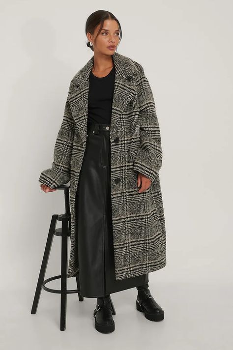 Cardigan Over Dress Outfit, Checkered Coat Outfit, Checked Coat Outfit, Oversized Coat Outfit, Cardigan Over Dress, Black Blazer Style, Mantel Outfit, Urban Swag, Winter Dressing