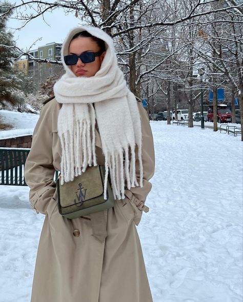 Winter Balaclava Aesthetic, Layering Jackets And Coats, Winter Outfits Balaclava, Winter Scarf Balaclava, Balaclava Scarf Aesthetic, Scarf Trench Coat Outfit, Scarf 2023 Winter, Scarf As Balaclava, Trench Coat And Scarf Outfit