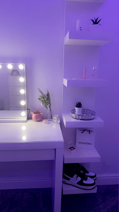 Aesthetic Room Basic, Bedroom Ideas Chavvy, Ikea Lack Shelf Decor, Ikea Shelf Aesthetic, Ikea Shelf Decor Ideas, White Shelf Decor Bedroom, Lack Shelf Decor, Ikea Shelf Ideas, Chavvy Room