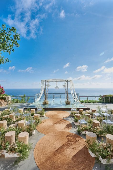 Introducing a beautiful new wedding theme – the Air Wedding, created by Tirtha decoration service Hanamizuki by Tirtha at Tirtha Uluwatu in Bali! This romantic and sustainable design will be launched in 2022 to fulfill the destination wedding dream you’ve been waiting for. » Praise Wedding Community Tirtha Uluwatu Wedding, Beachside Wedding Decor, Wedding Concept, Beachside Wedding, Phuket Wedding, Ocean Wedding, Dream Wedding Decorations, Water Wedding, Dream Destination Wedding