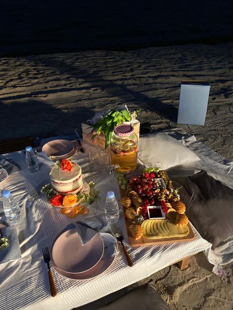 Birthday Asthetic, Picnic Inspo, Romantic Date Night Ideas, Picnic Aesthetic, Birthday Goals, Couple Ideas, Cute Date Ideas, Picnic Date, Dream Places