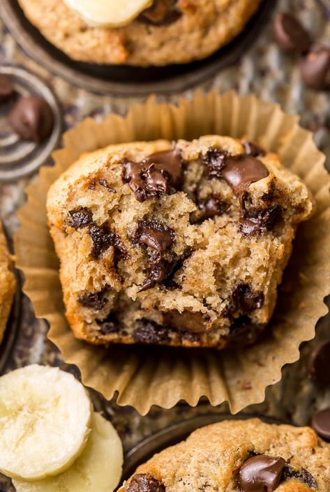 Healthy Banana Chocolate Chip Muffins, Banana Chocolate Chip Muffins Healthy, Chocolate Chip Muffin, Menu Sarapan Sehat, Healthy Banana Muffins, Baker By Nature, Chocolate Chip Muffin Recipe, Banana Chocolate Chip Muffins, Slow Cooker Desserts