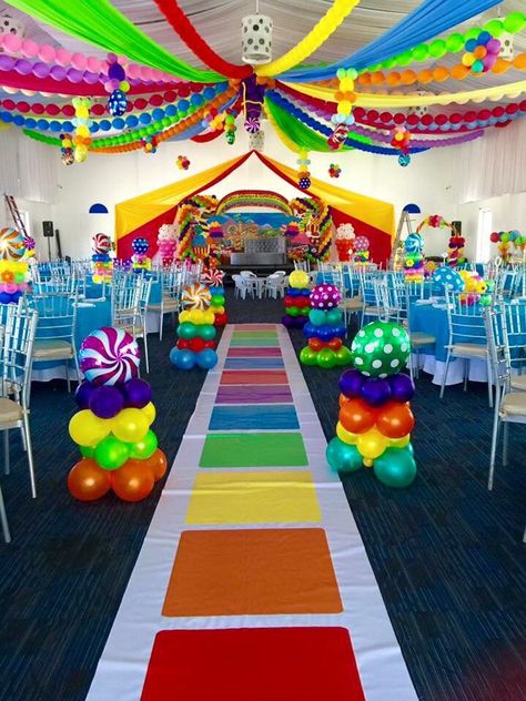 Candyland Party Theme, Balloons And Streamers, Christmas Candyland, Giant Lollipops, Candy Theme Birthday Party, Candy Themed Party, Candy Land Birthday Party, Fest Temaer, Candy Birthday Party