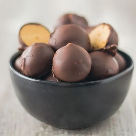 High Protein Snack Recipes, Peanut Butter Balls Easy, Protein Snacks Recipes, Healthy Low Calorie Snacks, Healthy High Protein Snacks, Peanut Butter Balls Recipe, Protein Balls Recipes, Weight Watchers Snacks, Healthy Protein Snacks