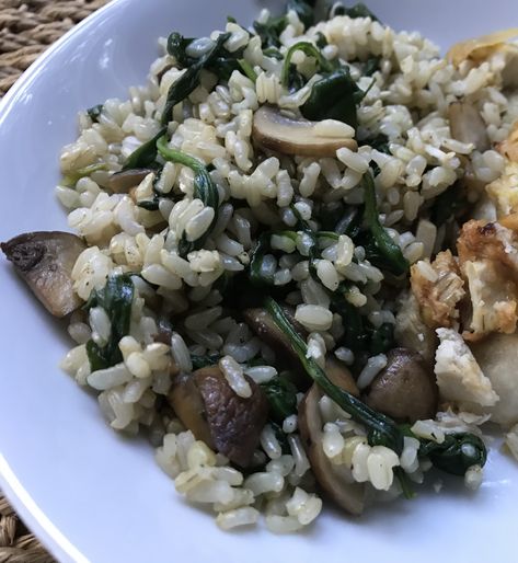 Recipe: Brown Rice with Mushrooms and Spinach - the perfect side dish! Rice With Mushrooms And Spinach, Brown Rice With Mushrooms, Rice With Mushrooms, Baby Spinach Recipes, Creamed Spinach Recipe, Mushrooms And Spinach, Spinach Rice, Artichoke Chicken, Brown Rice Recipes