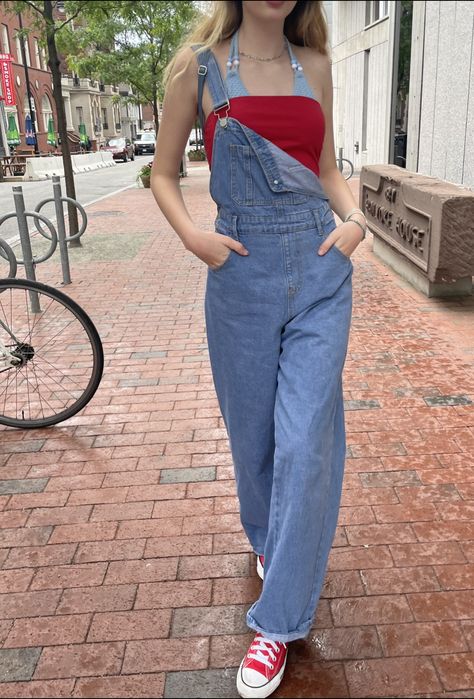 City outfit, overalls style, converse, red outfits, cute, aesthetic, cool, street outfit. Converse Red Outfit, Outfits Cute Aesthetic, Outfit Ideas Converse, Red Converse Outfit, Overalls Style, Dickies Overalls, Fit Checks, City Outfit, Red Outfits