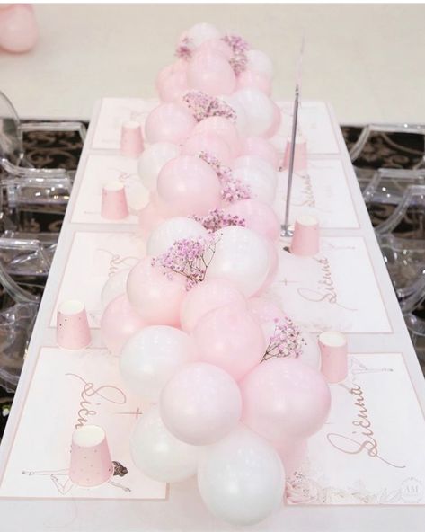 1st Birthday Table Set Up, Pink Table Decorations, Balloon Table Centerpieces, Baby Party Themes, Prom Backdrops, Kids Table Set, Balloons Galore, Barbie Party Decorations, Idee Babyshower