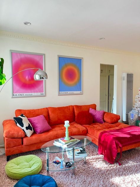 Gallery Wall Ideas Funky, Street Style Aesthetic Apartment, Orange Modern Bedroom, Rug Couch Placement, Living Room Aesthetic Colorful, Orange Couch Decor Ideas, Funky Living Room Aesthetic, Living Room Decor Ideas Colorful, Cozy Colorful Apartment Aesthetic