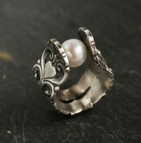 Spoon ring with floating pearl | by SusannaSegerholm Silver Spoon Jewelry, Fork Jewelry, Flatware Jewelry, Silverware Jewelry, Spoon Jewelry, Silver Spoon, Silver Spoons, Recycled Silver, Bijoux Diy