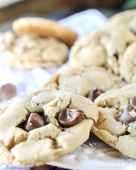 Amaretto Chocolate Chip Cookies – these cookies are for the chocolate lover, the amaretto lover, and the chocolate chip cookie lover in all of us. Leave Cookies, Chocolate No Bake Cookies, Cookie Exchange, Biscuit Cookies, Cookie Scoop, Chocolate Lover, Chocolate Chip Cookie, Yummy Cookies, Food Obsession