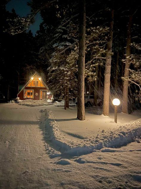 Cozy Winter Cottage Aesthetic, Cottagecore Winter Aesthetic, Cozy Cabin Christmas, Cottage In Winter, Aesthetic December, Cabin Snow, Cold Aesthetic, Ski Cottage, Cottagecore Winter