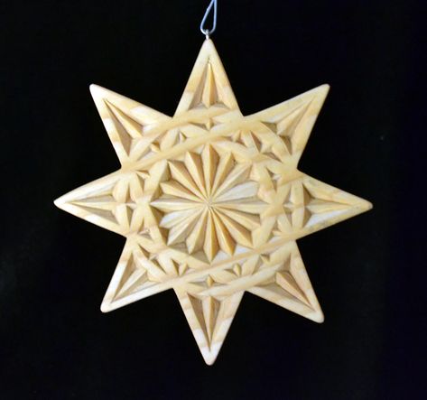 Woodworking Gadgets, Christmas Carvings, Beige Christmas, Ornament Stand, Wooden Christmas Decorations, Large Christmas Tree, Chip Carving, Star Magic, Star Christmas