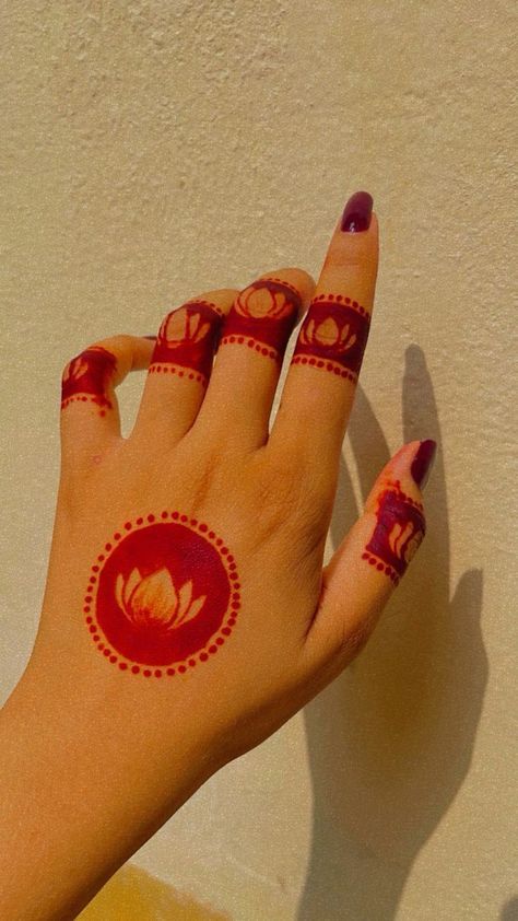 Back Hand Small Mehndi Designs, Mehendi Circle, Mehndi Aesthetic, Mehandi Wedding, Mehndi Hands, Front Mehndi Design, Simple Mehendi Designs, Finger Design, Basic Mehndi