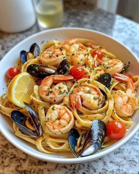 Corey Dorsey Seafood Spaghetti, Cuban Cuisine, Yummy Seafood, Meal Prep Clean Eating, Evening Dinner, Shellfish Recipes, Food Lunch, Pescatarian Recipes, Italy Food