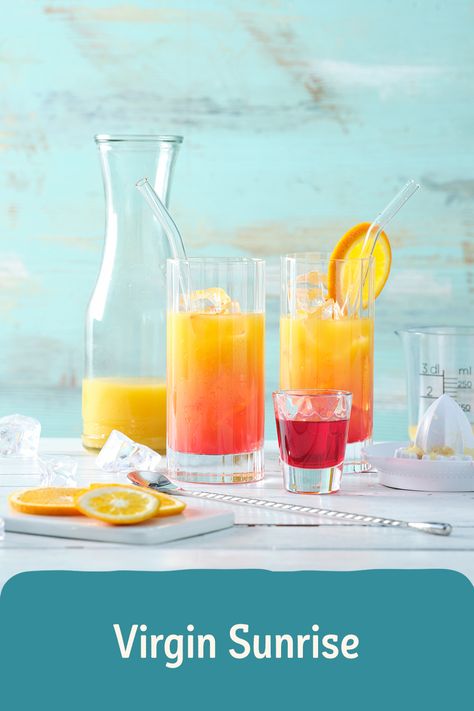 Als farblich passende Deko für den Cocktail eignen sich Orangenscheiben und Cocktailkirschen. #Getränke #Party #Zitronen #Cocktail #Saft #Alkoholfrei #Sommer #Orangen #Ananas # Vegan #Vegetarisch #süß #Trends Sunrise Cocktail, Virgin Cocktails, Tequila Sunrise, Daiquiri, Mocktails, Happy Hour, Tequila, Beer Glasses, Food And Drink