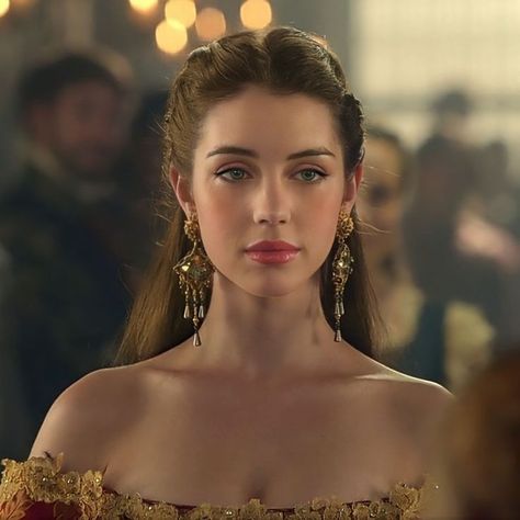 Mary Stewart Reign, Reign Adelaide Kane, Royalty Face Claim, Queen Face Claim, Royal Face Claim, Adelaide Kane Aesthetic, Princess Face Claim, Adelaide Kane Icons, Mary Queen Of Scots Reign