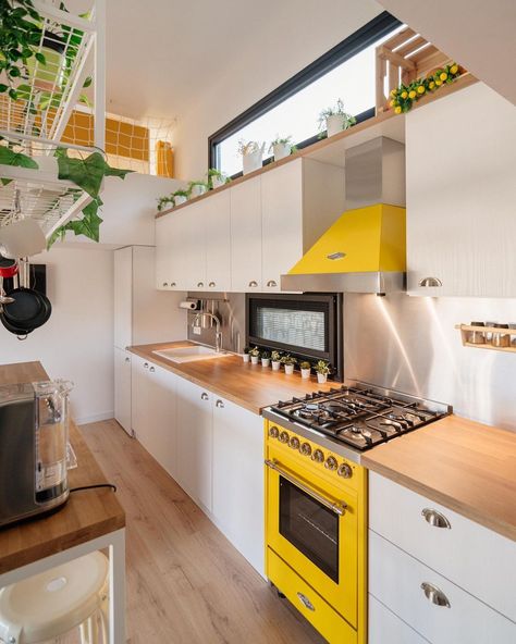 A Luxury Tiny House Combining Technology and Design - Living in A Tiny Tiny House Dining Area, Smart Tiny House, Luxury Tiny House, Calm Room, Tiny Garden Ideas, Yard Ideas Backyard, Floor Sitting, Container Homes, Idea Board