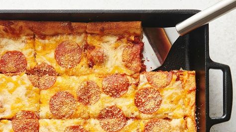 Make homemade deep dish pizza the easy way–in a casserole dish! Pillsbury Pizza Dough, Deep Dish Pizza Casserole, Pillsbury Pizza, Pizza Casserole, Weak In The Knees, Deep Dish Pizza, Easy Pizza, Pizza Pizza, 13 Reasons