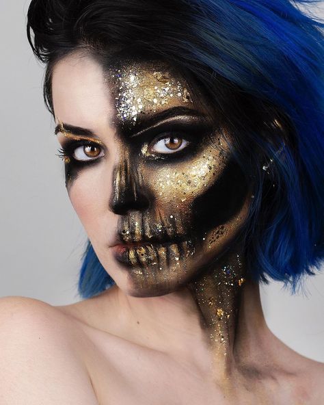 @alessaberry stuns us with her half golden skulltress look. Alessa used the Naked Honey palette to create stunning dimension in her skull look. Gold Skull Makeup, Gold Skeleton Makeup, Gold Halloween Makeup, Honey Eyeshadow, Sultry Eyes, Honey Palette, Halloween Makeup Sugar Skull, Halloweenský Makeup, Holloween Makeup