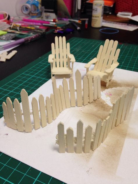 Diy Dollhouse Furniture Easy Popsicle Sticks, Popsicle Stick Fence, Diy Wedding Cake Topper, Diy Chairs, Fence Diy, Diy Popsicle Stick Crafts, Chairs Diy, Fence Toppers, Fairy House Crafts