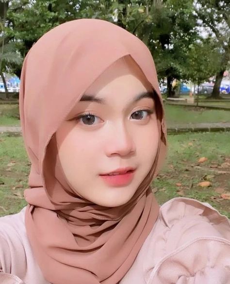 Hijab Girl Style, Manset Lengan, Royal High Outfits Ideas Cheap, Hijab Sport, Ootd Poses, Neckwear Women, Hijab Trends, Hijab Pins, Baddie Outfits Ideas