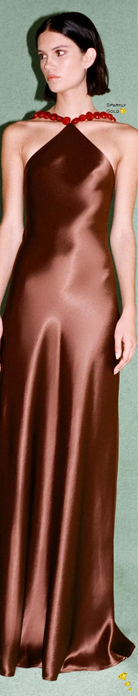 #Staud #PreFall2023 #Runway #SparklyGold #HauteCouture #Fashion 🧤❄️ Pre Fall 2023, Maxi Dress Cocktail, Chic Boutique, Pre Fall, Silk Dress, Fashion Show, Cocktail Dress, Silk, Fashion Design