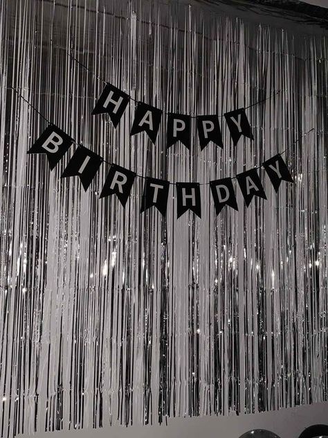 Black Aesthetic Party Decor, Aesthetic Birthday Decor At Home, 17th Birthday Ideas Decorations, Bday Background, 17 Doğum Günü, Birthday Photo Background, Birthday Decorations At Home, Sweet Sixteen Birthday Party Ideas, 18th Birthday Decorations