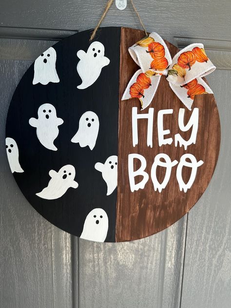 Introducing our charming Halloween HEY BOO Ghost Farmhouse Circle Wooden Door Sign, a delightful addition to elevate the welcoming atmosphere of your home. Crafted with care and attention to detail, this circular door sign seamlessly blends rustic charm with a touch of farmhouse elegance. Key Features: Quality Craftsmanship: Meticulously crafted from durable wood, our door sign boasts a sturdy - bu but light weight construction that ensures long-lasting beauty for both indoor and outdoor use. Fa Fall Circle Welcome Signs, Cricut Circle Wood Projects, Outdoor Signs Diy, Wood Door Signs Front Porches, Halloween Door Rounds, Sellable Crafts Make And Sell, Circle Wood Signs, Circle Signs Wooden Diy, Cricut Door Signs