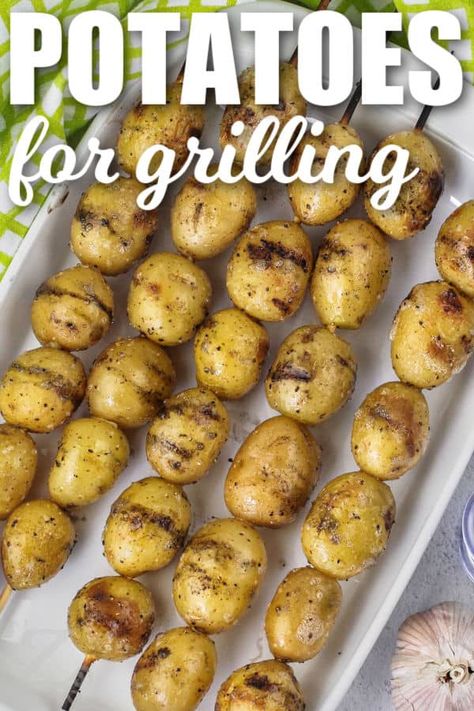 plate of Grilled Potatoes on a white plate with a title Potatoes On Skewers, Grilled Potato Skewers, Picnic Potatoes, Small Potatoes Recipe, Potato Kabobs, Butter Potatoes, Potato Sticks, Mini Potatoes, Salads To Go