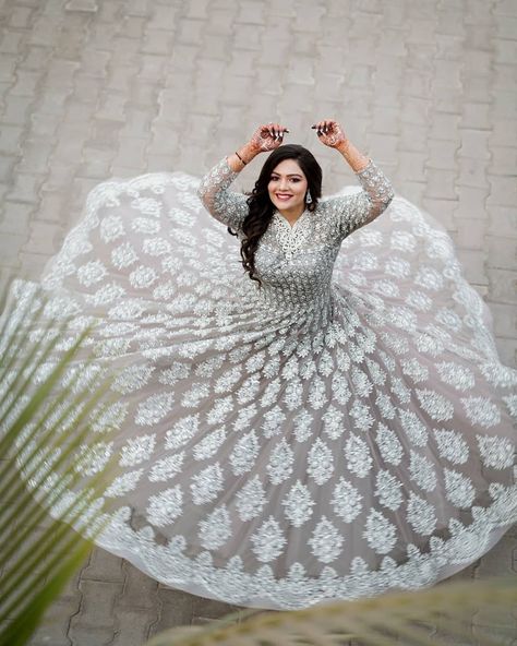 Bridal Lehenga Designs, Indian Wedding Photography Poses, Indian Photoshoot, Bridal Photoshoot, Stylish Photo Pose, Fashion Photography Poses, Photoshoot Dress, Portrait Photography Poses, Lehenga Designs