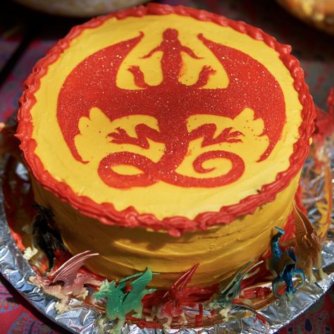 Wings of Fire dragon symbol cake - DIY with a stencil of the dragon logo. The hit of our WofF theme birthday party! Wings Of Fire Logo, Wings Of Fire Party Food, Wings Of Fire Cakes, Wings Of Fire Cake Ideas, Wings Of Fire Birthday Cake, Wings Of Fire Party Ideas, Wings Of Fire Birthday Party Ideas, Wings Of Fire Cake, Wings Of Fire Birthday Party