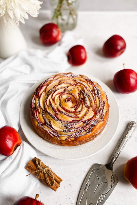 This apple rose cake is soft, tender and is topped with lots of sliced red apples arranged to form a rose! It's finished off with warm honey syrup and a light dusting of icing sugar. A stunning dessert for your table this Autumn! Red Delicious Apples Recipes, Rose Cake Recipe, Apple Rose Pie, Apple Bake, Baking Competition, Gourmet Apples, Apple Dishes, Apple Rose, Thanksgiving 2023