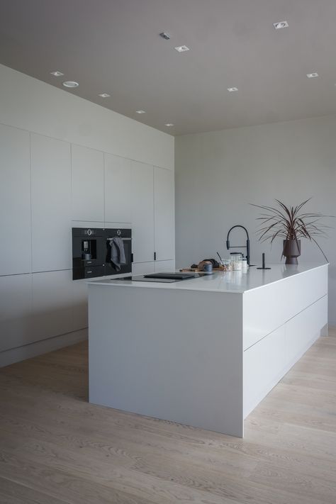 Minimalist White Kitchen, 2021 Kitchen Designs, Bulthaup Kitchen, Minimal Kitchen Design, Industrial Kitchen Design, Minimal Kitchen, Modern Bungalow House, Minimalist Kitchen Design, Minimalist Home Interior