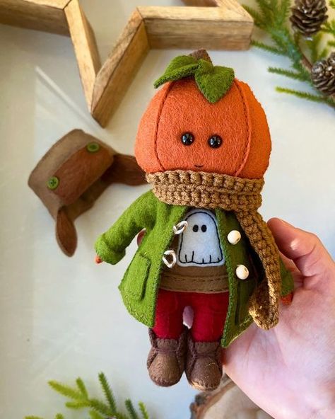 Pumpkin Dolls Handmade, Fall Felt Crafts, Halloween Felt Crafts, Creepy Christmas, Crochet Xmas, Halloween Crafts Decorations, Felt Halloween, Felt Embroidery, Felt Projects