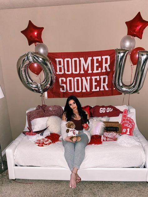 College reveal ideas #collegereveal #classof2024 #classof2020 #OU Ou Grad Party, College Reveal Picture, College Announcement Ideas, College Reveal Ideas, College Decision Reveal, Uni Motivation, Grad Table, College Announcements, College Bed