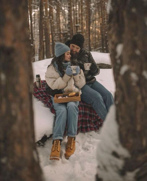 Picnic In The Snow, Winter Cabin Couple, Manali Couple Photoshoot, Cozy Winter Couple Photos, Cozy Couple Outfits, Winter Picnic Photoshoot, Fur Coat Engagement Photos, Winter Couple Pictures With Dog, Winter Photo Shoot Couples