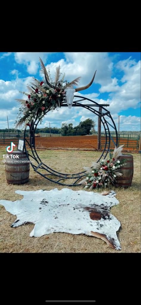 Western Farm Wedding, June Country Wedding, Simple Western Wedding Decor, Summer Country Wedding Ideas, Yallternative Wedding Ideas, Wedding Arch Ideas Western, Unique Country Wedding Ideas, Rodeo Theme Wedding, Western Wedding Head Table Ideas