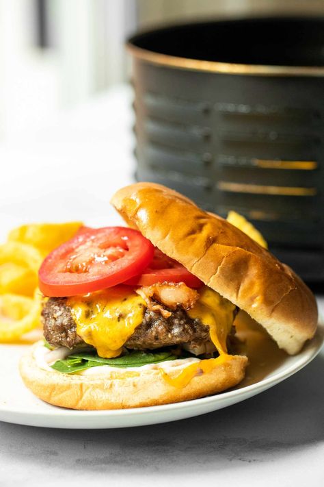 Your Air Fryer Is a Lean, Mean Burger-Making Machine Pan Quesadilla, Deep Fried French Fries, Easy Macaroni Salad, Frozen Dinner Rolls, How To Make Hamburgers, Cheeseburger Recipe, Easy Macaroni, Watermelon Feta Salad, Watermelon And Feta