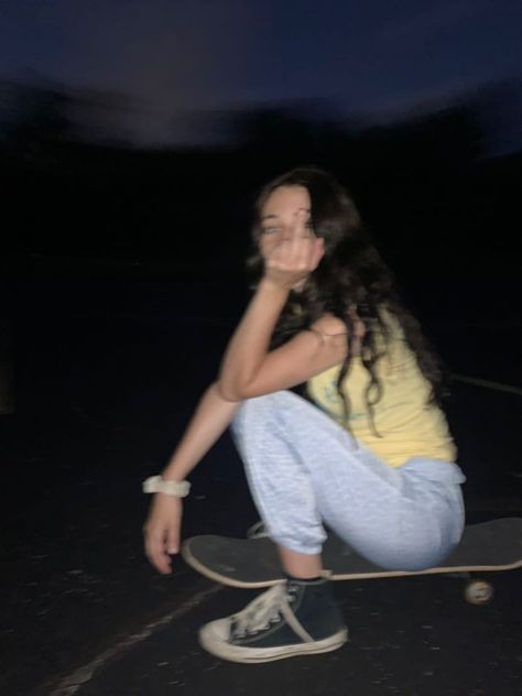 Skateboard Aesthetic Girl, Girl Skateboarding Aesthetic, Skate Aesthetic Girl, Skateboard Poses, Skaters Aesthetic, Skater Girl Looks, Girl Skateboarding, Skater Boy Aesthetic, Skater Photos