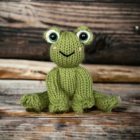 Happy St. Patricks day everyone! What better way to celebrate than by sharing my newest knitting machine pattern, Little Frog! This adorable little guy will be the perfect addition to your menagerie and his green color m... Knitting Machine Projects Free Pattern, Circular Knitting Machine Patterns Free, Circular Knitting Machine Patterns, Teddy Bear Knitting Pattern, Addi Knitting Machine, Loom Crochet, Knitted Doll Patterns, Loom Craft, Circular Knitting Machine