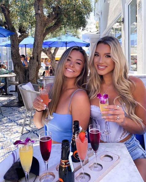 becca turner on Instagram: “Let’s normalize brunch on weekdays🥂” Lunch Pictures With Friends, Restaurant Photo Ideas Instagram, Brunch Photos Instagram, Brunch Pictures Instagram, Brunch Photoshoot, Vacay Poses, Brunch Pictures, Brunch Photos, Brunch Inspiration