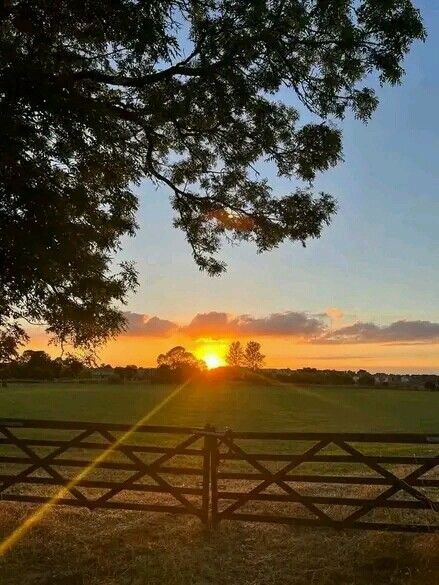 Country Sunset, Country Backgrounds, Country Summer, Pretty Landscapes, Country Landscaping, British Countryside, Wallpapers Images, Rural Life, Sunset Pictures