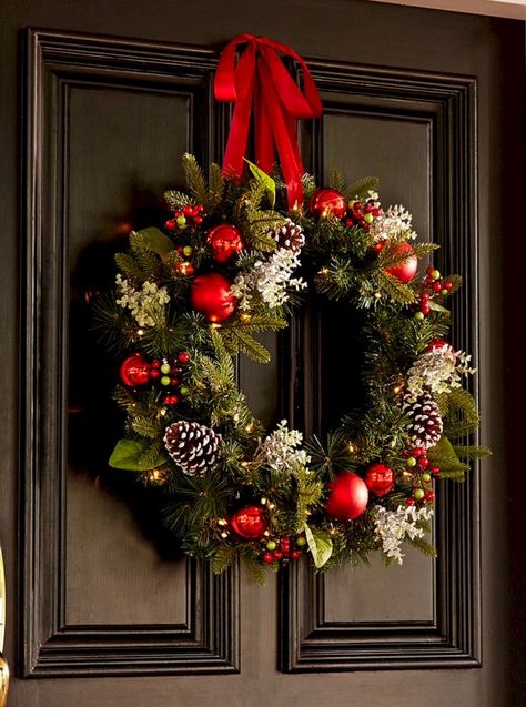 Christmas Wreath Aesthetic, Farmhouse Christmas Wreaths Diy, Designer Christmas Tree, Big Wreath, Christmas Tree Farmhouse, Homemade Christmas Wreaths, Display Ornaments, Christmas Wreath Ideas, Red Christmas Wreath