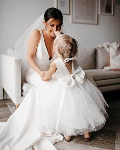 Flowergirl Wedding Pictures, Bride And Flowergirl Picture, Wedding Flowergirl Dress, Flowergirls Dress, Bride And Flower Girl, Dress For A Wedding, Happy Bride, Wedding Picture Poses, Wedding Photography Styles