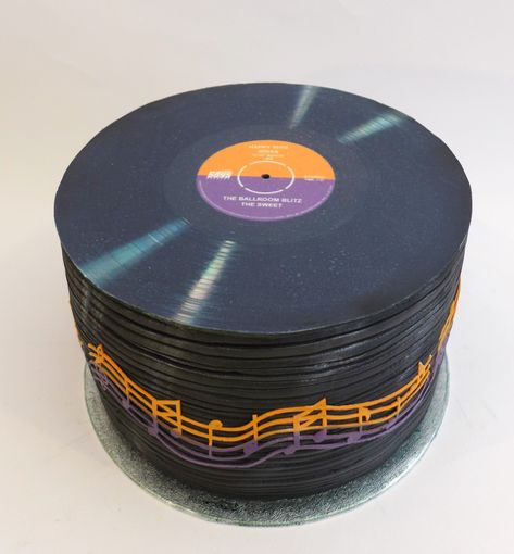 Vinyl Record Cupcakes, Vinyl Record Birthday Cake, Vinyl Cake Ideas, Record Player Cake Ideas, Record Cake Ideas, Dj Cake Ideas For Men, Birthday Cake Music Theme, Vinyl Record Cake, Vinyl Cake